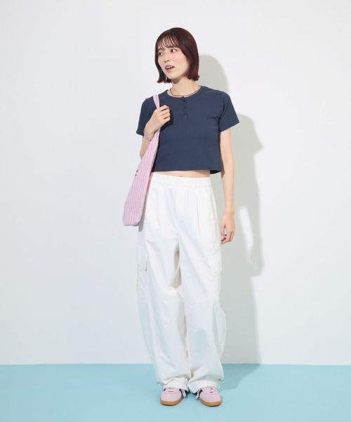 ABYS（アビス）の「すっきり細見え。ヘンリーネックリブ半袖Tシャツ / ショート丈（Tシャツ/カットソー・レディース・ネイビー/グレー/レッド・FREE）」の21枚目の写真