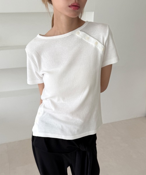 4INT.(フォイント)の「無地 アシンメトリー 斜線 ボタン 半袖 Tシャツ(Tシャツ/カットソー・レディース・モカ/グレー/ブラック/ホワイト・FREE)」の1枚目の写真