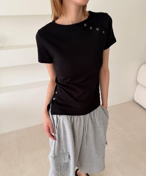 4INT.(フォイント)の「無地 アシンメトリー 斜線 ボタン 半袖 Tシャツ(Tシャツ/カットソー・レディース・モカ/グレー/ブラック/ホワイト・FREE)」の3枚目の写真