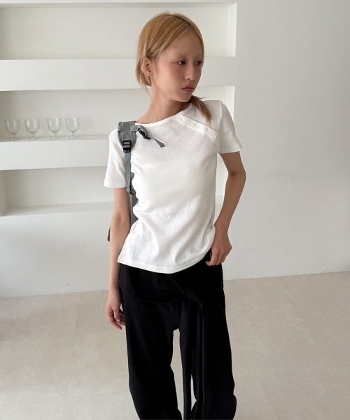 4INT.(フォイント)の「無地 アシンメトリー 斜線 ボタン 半袖 Tシャツ(Tシャツ/カットソー・レディース・モカ/グレー/ブラック/ホワイト・FREE)」の17枚目の写真
