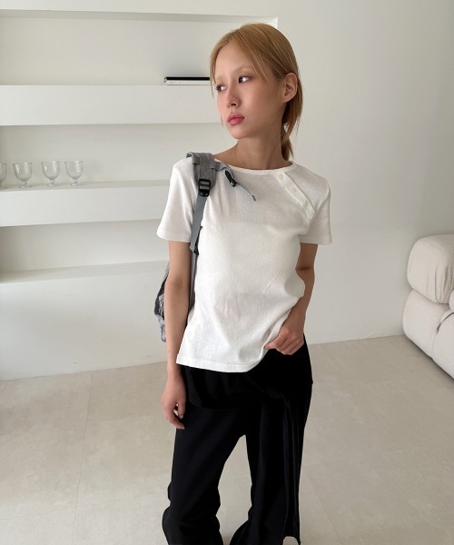 4INT.(フォイント)の「無地 アシンメトリー 斜線 ボタン 半袖 Tシャツ(Tシャツ/カットソー・レディース・モカ/グレー/ブラック/ホワイト・FREE)」の18枚目の写真