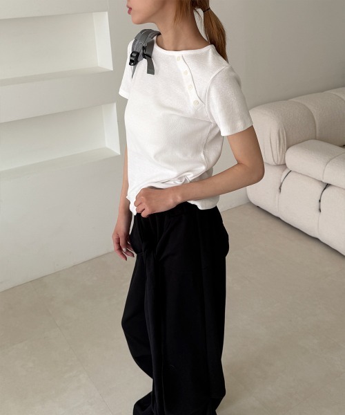 4INT.(フォイント)の「無地 アシンメトリー 斜線 ボタン 半袖 Tシャツ(Tシャツ/カットソー・レディース・モカ/グレー/ブラック/ホワイト・FREE)」の19枚目の写真