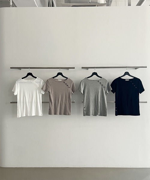 4INT.(フォイント)の「無地 アシンメトリー 斜線 ボタン 半袖 Tシャツ(Tシャツ/カットソー・レディース・モカ/グレー/ブラック/ホワイト・FREE)」の5枚目の写真