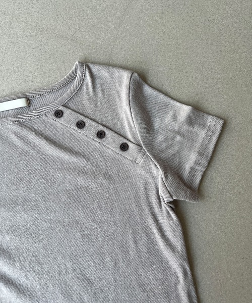 4INT.(フォイント)の「無地 アシンメトリー 斜線 ボタン 半袖 Tシャツ(Tシャツ/カットソー・レディース・モカ/グレー/ブラック/ホワイト・FREE)」の10枚目の写真
