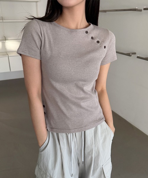 4INT.(フォイント)の「無地 アシンメトリー 斜線 ボタン 半袖 Tシャツ(Tシャツ/カットソー・レディース・モカ/グレー/ブラック/ホワイト・FREE)」の11枚目の写真