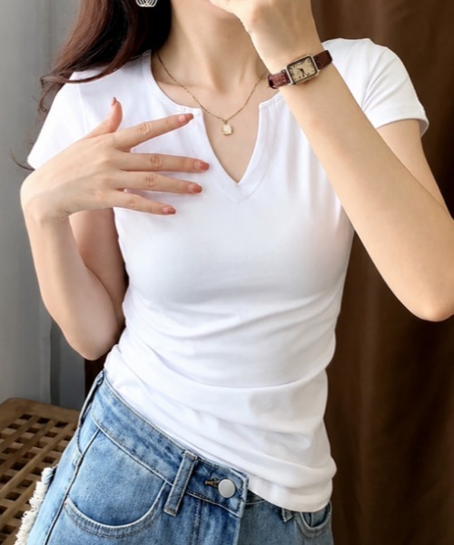 NANEA(ナネア)の「スリットヘンリータイトTシャツ(Tシャツ/カットソー・レディース・ブラック/ホワイト・MEDIUM/SMALL)」の3枚目の写真