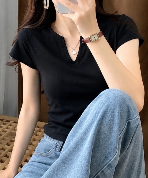 NANEA(ナネア)の「スリットヘンリータイトTシャツ(Tシャツ/カットソー・レディース・ブラック/ホワイト・MEDIUM/SMALL)」の9枚目の写真