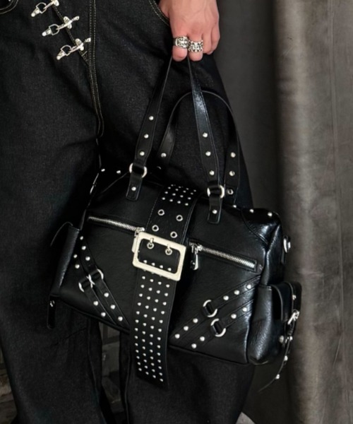 Chikashitsu +(チカシツプラス)の「【Chikashitsu +】studs leather belt bag / 【チカシツプラス】スタッズフェイクレザーベルトバッグ(ショルダーバッグ・メンズ・ブラック・ONE SIZE)」の1枚目の写真