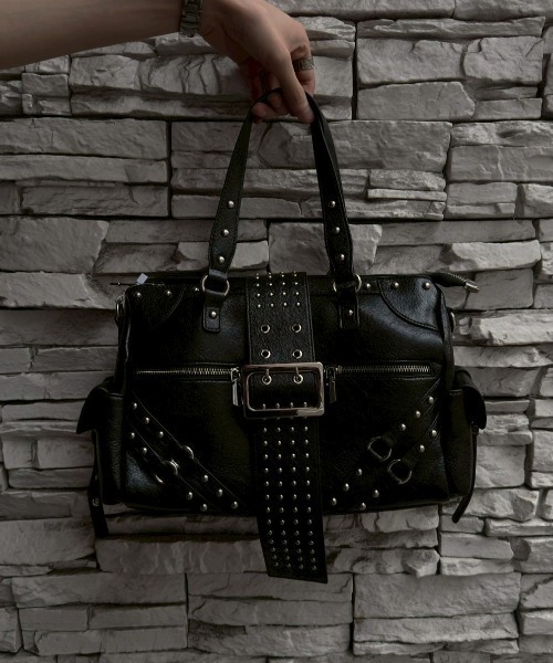 Chikashitsu +(チカシツプラス)の「【Chikashitsu +】studs leather belt bag / 【チカシツプラス】スタッズフェイクレザーベルトバッグ(ショルダーバッグ・メンズ・ブラック・ONE SIZE)」の2枚目の写真