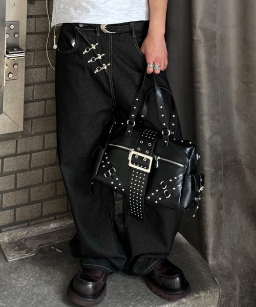 Chikashitsu +(チカシツプラス)の「【Chikashitsu +】studs leather belt bag / 【チカシツプラス】スタッズフェイクレザーベルトバッグ(ショルダーバッグ・メンズ・ブラック・ONE SIZE)」の4枚目の写真