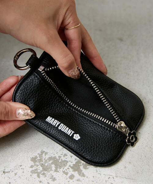 MARY QUANT(マリークワント)の「MARY QUANT × PUBLUX/マリークワント マリークワント ポーチ 付 マルチウェイ スマホショルダー 限定展開(スマホグッズ・レディース・ブラック・ONE SIZE)」の8枚目の写真