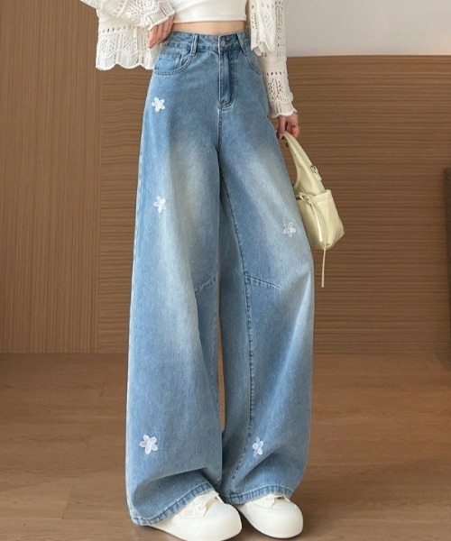 mebole(メボレ)の「flower patch wide denim(デニムパンツ・レディース・ブルー・MEDIUM/SMALL)」の1枚目の写真