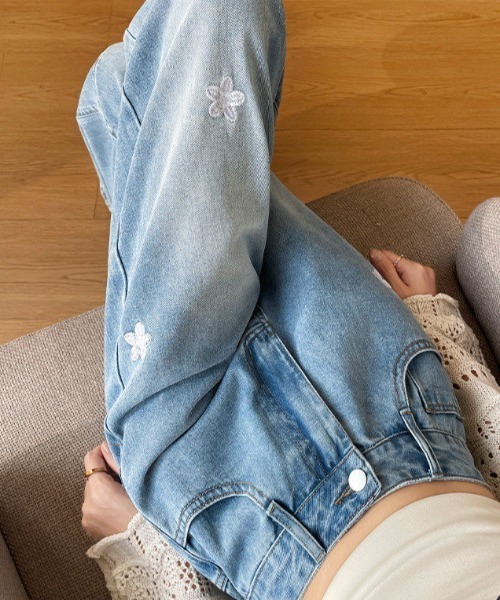 mebole(メボレ)の「flower patch wide denim(デニムパンツ・レディース・ブルー・MEDIUM/SMALL)」の2枚目の写真