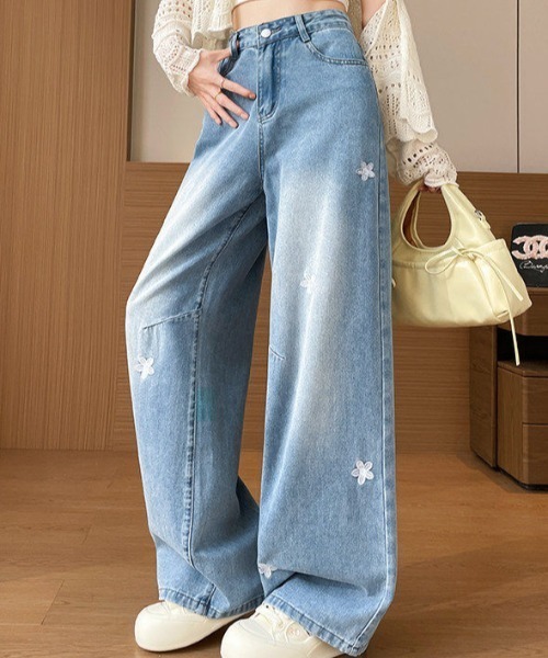 mebole(メボレ)の「flower patch wide denim(デニムパンツ・レディース・ブルー・MEDIUM/SMALL)」の3枚目の写真
