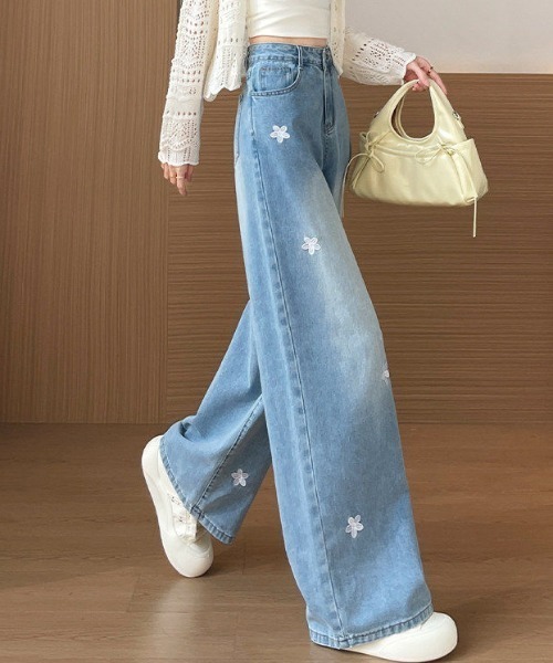 mebole(メボレ)の「flower patch wide denim(デニムパンツ・レディース・ブルー・MEDIUM/SMALL)」の4枚目の写真
