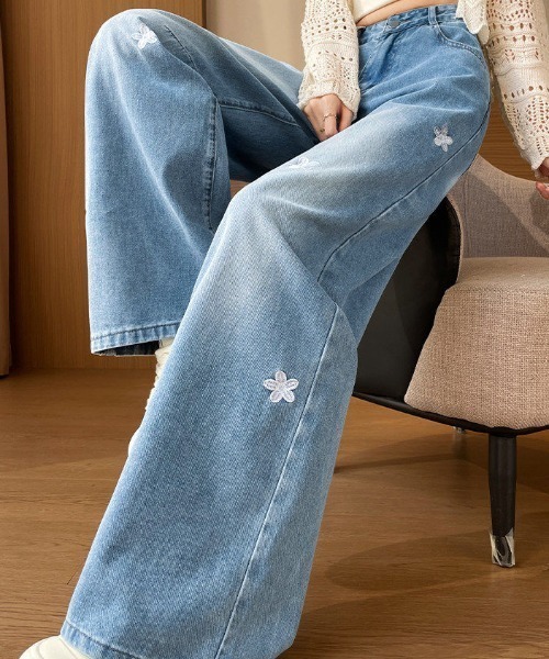 mebole(メボレ)の「flower patch wide denim(デニムパンツ・レディース・ブルー・MEDIUM/SMALL)」の5枚目の写真
