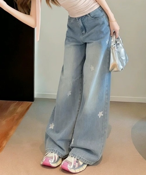 mebole(メボレ)の「flower patch wide denim(デニムパンツ・レディース・ブルー・MEDIUM/SMALL)」の7枚目の写真
