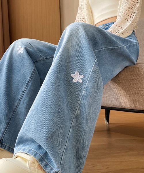 mebole(メボレ)の「flower patch wide denim(デニムパンツ・レディース・ブルー・MEDIUM/SMALL)」の8枚目の写真