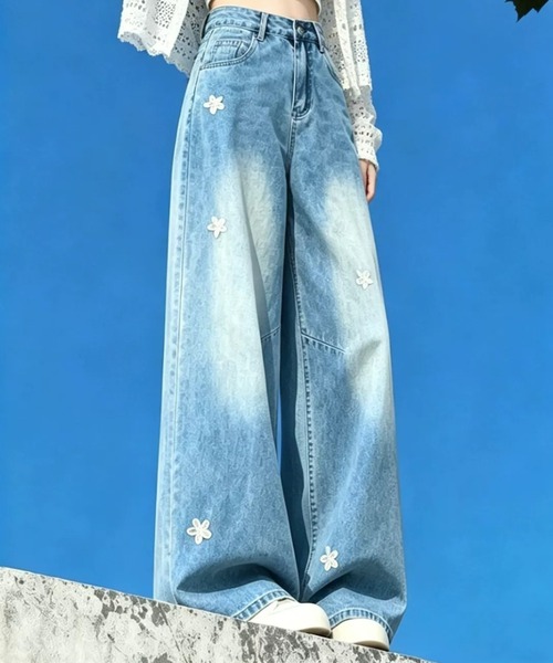mebole(メボレ)の「flower patch wide denim(デニムパンツ・レディース・ブルー・MEDIUM/SMALL)」の13枚目の写真