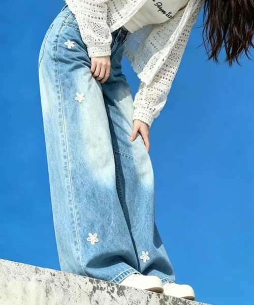 mebole(メボレ)の「flower patch wide denim(デニムパンツ・レディース・ブルー・MEDIUM/SMALL)」の15枚目の写真