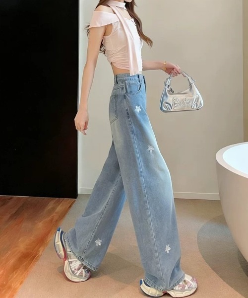 mebole(メボレ)の「flower patch wide denim(デニムパンツ・レディース・ブルー・MEDIUM/SMALL)」の17枚目の写真