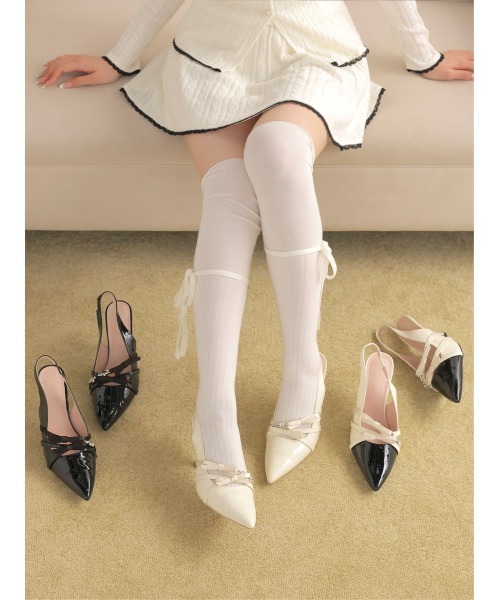 M me eme(エムミーエメ)の「Double strap ribbon pointed mules(eme11124)(その他シューズ・レディース・アイボリー/ブラック・L/M/S)」の3枚目の写真