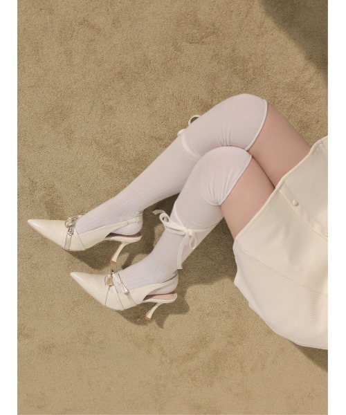 M me eme(エムミーエメ)の「Double strap ribbon pointed mules(eme11124)(その他シューズ・レディース・アイボリー/ブラック・L/M/S)」の4枚目の写真