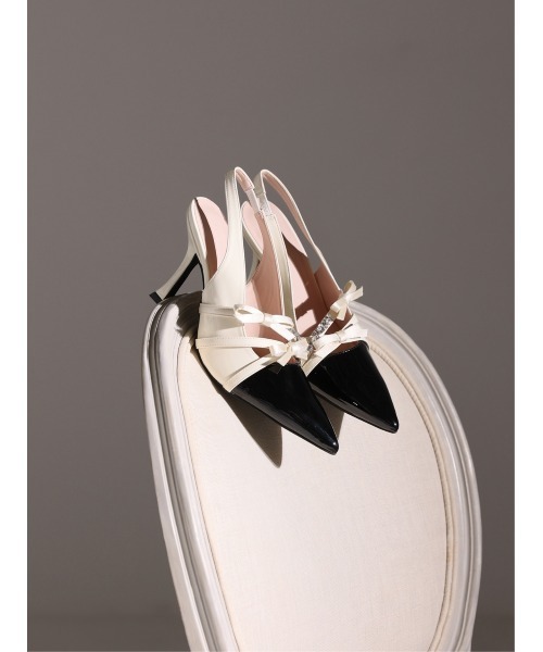 M me eme(エムミーエメ)の「Double strap ribbon pointed mules(eme11124)(その他シューズ・レディース・アイボリー/ブラック・L/M/S)」の7枚目の写真