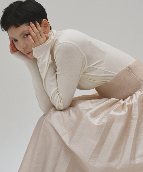 TODAYFUL(トゥデイフル)の「Soft Fraise Turtleneck Tops(Tシャツ/カットソー・レディース・アイボリー/グレー/スミクロ・FREE)」の2枚目の写真