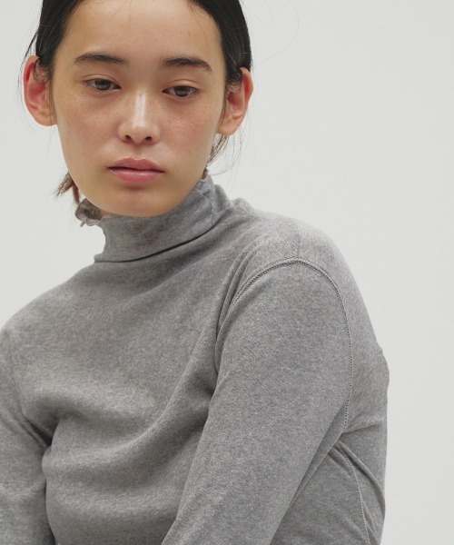 TODAYFUL(トゥデイフル)の「Soft Fraise Turtleneck Tops(Tシャツ/カットソー・レディース・アイボリー/グレー/スミクロ・FREE)」の9枚目の写真