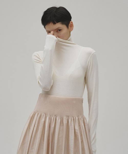 TODAYFUL(トゥデイフル)の「Soft Fraise Turtleneck Tops(Tシャツ/カットソー・レディース・アイボリー/グレー/スミクロ・FREE)」の14枚目の写真