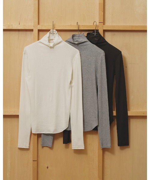 TODAYFUL(トゥデイフル)の「Soft Fraise Turtleneck Tops(Tシャツ/カットソー・レディース・アイボリー/グレー/スミクロ・FREE)」の15枚目の写真