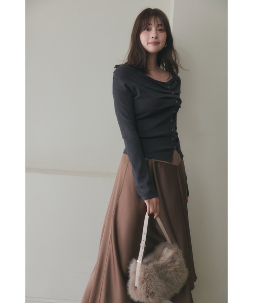 Her lip to(ハーリップトゥー)の「Asymmetric-Hem Satin Skirt(スカート・レディース・ベージュ/ダークブラウン系・S/M)」の4枚目の写真