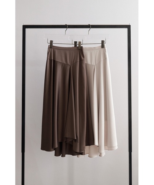Her lip to(ハーリップトゥー)の「Asymmetric-Hem Satin Skirt(スカート・レディース・ベージュ/ダークブラウン系・S/M)」の7枚目の写真