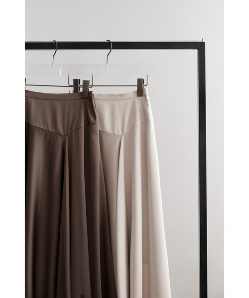 Her lip to(ハーリップトゥー)の「Asymmetric-Hem Satin Skirt(スカート・レディース・ベージュ/ダークブラウン系・S/M)」の8枚目の写真