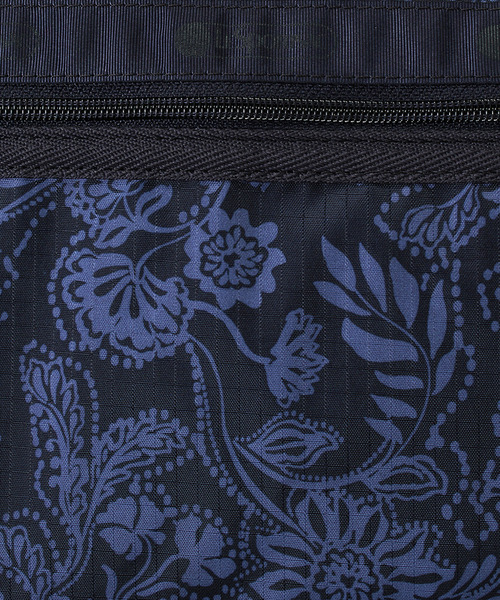 LeSportsac（レスポートサック）の「DELUXE EVERYDAY BAG ボーホーペイズリーネイビー（ショルダーバッグ・レディース・ブルー・FREE）」の8枚目の写真