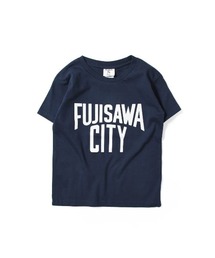 FUJISAWA CITY LOVE（フジサワシティラブ）の「FUJISAWA CITY LOVE フジサワシティラブ - キッズ 半袖Tシャツ【KIDS FUJISAWA LOGO TEE NAVY ネイビー】（Tシャツ/カットソー）」
