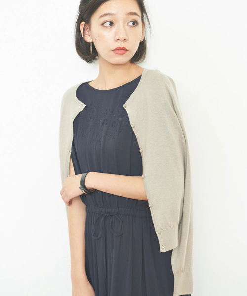 earth music&ecology（アースミュージックアンドエコロジー）の「ガンガンカーディガン クルーネック（カーディガン/ボレロ・レディース・ブラック/ブルーグリーン/ピンクベージュ/アイボリー/スモークピンク/グレイッシュベージュ/サックスブルー/マスタード/パープル/レッド/ブルー/ライトグレー・M/L/S）」の4枚目の写真