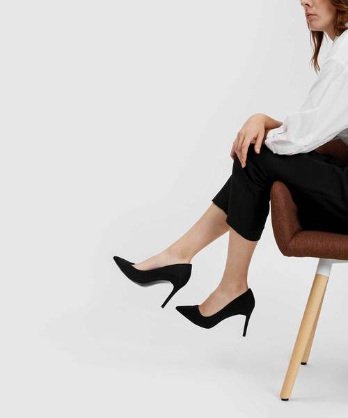 CHARLES & KEITH(チャールズ & キース)の「アシンメトリートップラインスティレット / ASYMMETRICAL TOPLINE STILETTOS(パンプス・レディース・ブラック/レッド/アイボリー・22cm/22.5cm/23cm/23.5cm/24.5cm/25cm/25.5cm/26.5cm)」の4枚目の写真