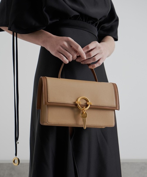 CHARLES & KEITH(チャールズ & キース)の「メタリックアクセント トップハンドルバッグ / Metallic Accent Top Handle Bag(ハンドバッグ・レディース・クリアレッド/セージグリーン/ベージュ・M)」の4枚目の写真