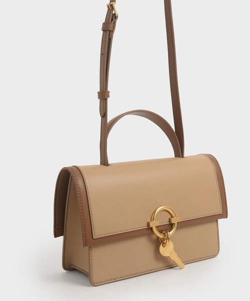 CHARLES & KEITH(チャールズ & キース)の「メタリックアクセント トップハンドルバッグ / Metallic Accent Top Handle Bag(ハンドバッグ・レディース・クリアレッド/セージグリーン/ベージュ・M)」の5枚目の写真