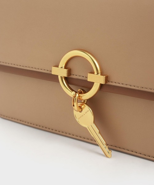 CHARLES & KEITH(チャールズ & キース)の「メタリックアクセント トップハンドルバッグ / Metallic Accent Top Handle Bag(ハンドバッグ・レディース・クリアレッド/セージグリーン/ベージュ・M)」の7枚目の写真