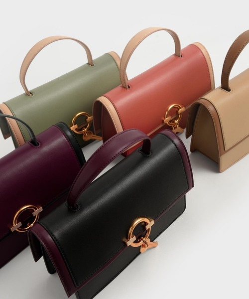 CHARLES & KEITH(チャールズ & キース)の「メタリックアクセント トップハンドルバッグ / Metallic Accent Top Handle Bag(ハンドバッグ・レディース・クリアレッド/セージグリーン/ベージュ・M)」の9枚目の写真