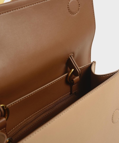 CHARLES & KEITH(チャールズ & キース)の「メタリックアクセント トップハンドルバッグ / Metallic Accent Top Handle Bag(ハンドバッグ・レディース・クリアレッド/セージグリーン/ベージュ・M)」の16枚目の写真