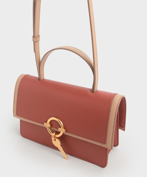 CHARLES & KEITH(チャールズ & キース)の「メタリックアクセント トップハンドルバッグ / Metallic Accent Top Handle Bag(ハンドバッグ・レディース・クリアレッド/セージグリーン/ベージュ・M)」の17枚目の写真