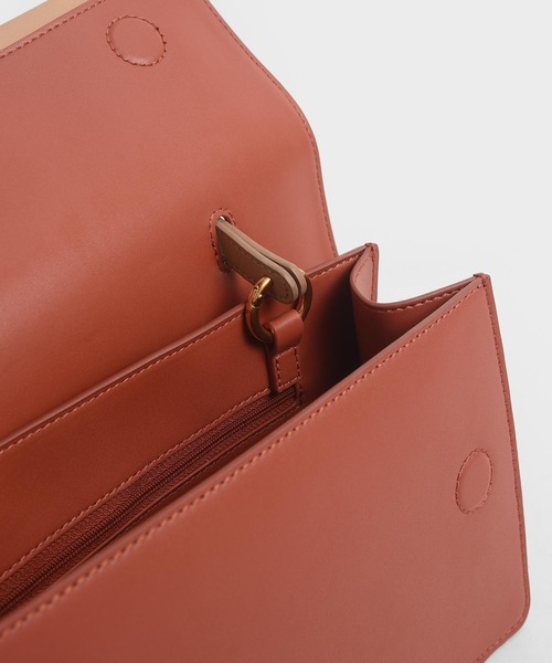 CHARLES & KEITH(チャールズ & キース)の「メタリックアクセント トップハンドルバッグ / Metallic Accent Top Handle Bag(ハンドバッグ・レディース・クリアレッド/セージグリーン/ベージュ・M)」の19枚目の写真