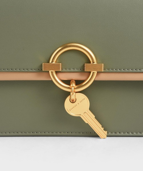 CHARLES & KEITH(チャールズ & キース)の「メタリックアクセント トップハンドルバッグ / Metallic Accent Top Handle Bag(ハンドバッグ・レディース・クリアレッド/セージグリーン/ベージュ・M)」の13枚目の写真