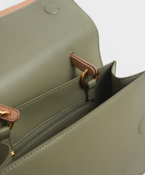 CHARLES & KEITH(チャールズ & キース)の「メタリックアクセント トップハンドルバッグ / Metallic Accent Top Handle Bag(ハンドバッグ・レディース・クリアレッド/セージグリーン/ベージュ・M)」の15枚目の写真