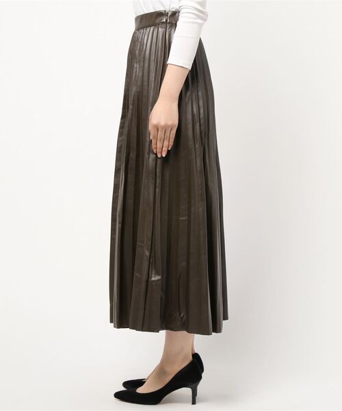 prose verse（プロズヴェール）の「エコレザープリーツロングスカート（スカート・レディース・アイボリー/グレイッシュベージュ/ダークブラウン/ブラック・ﾌﾘ-）」の6枚目の写真