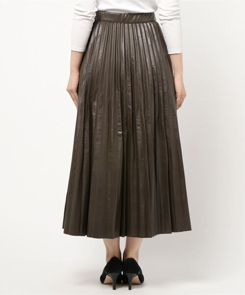 prose verse（プロズヴェール）の「エコレザープリーツロングスカート（スカート・レディース・アイボリー/グレイッシュベージュ/ダークブラウン/ブラック・ﾌﾘ-）」の5枚目の写真